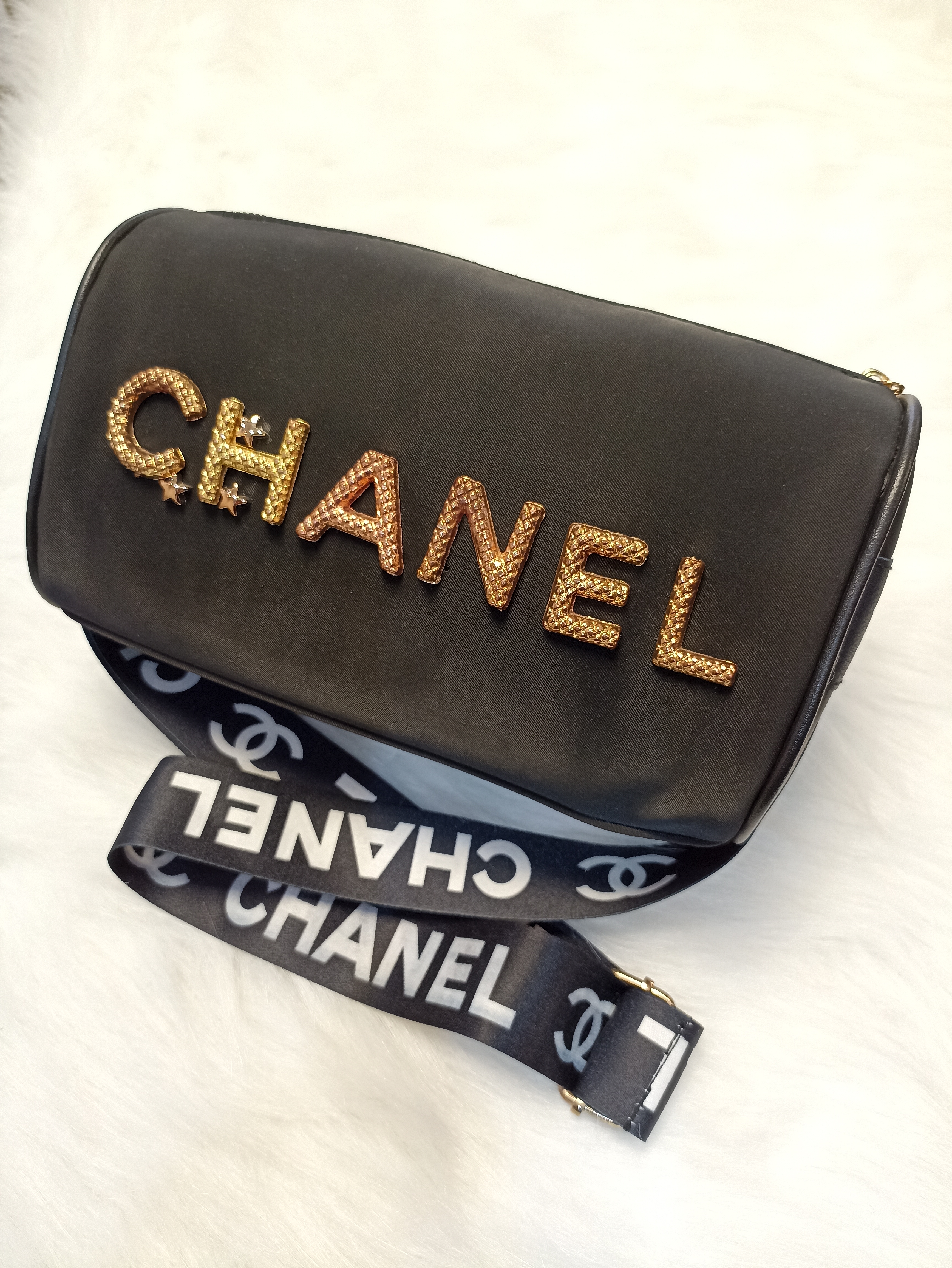 کیف دوشی زنانه برندCHANEL مدل اسپرت جنس رویه وارداتی درجه یک